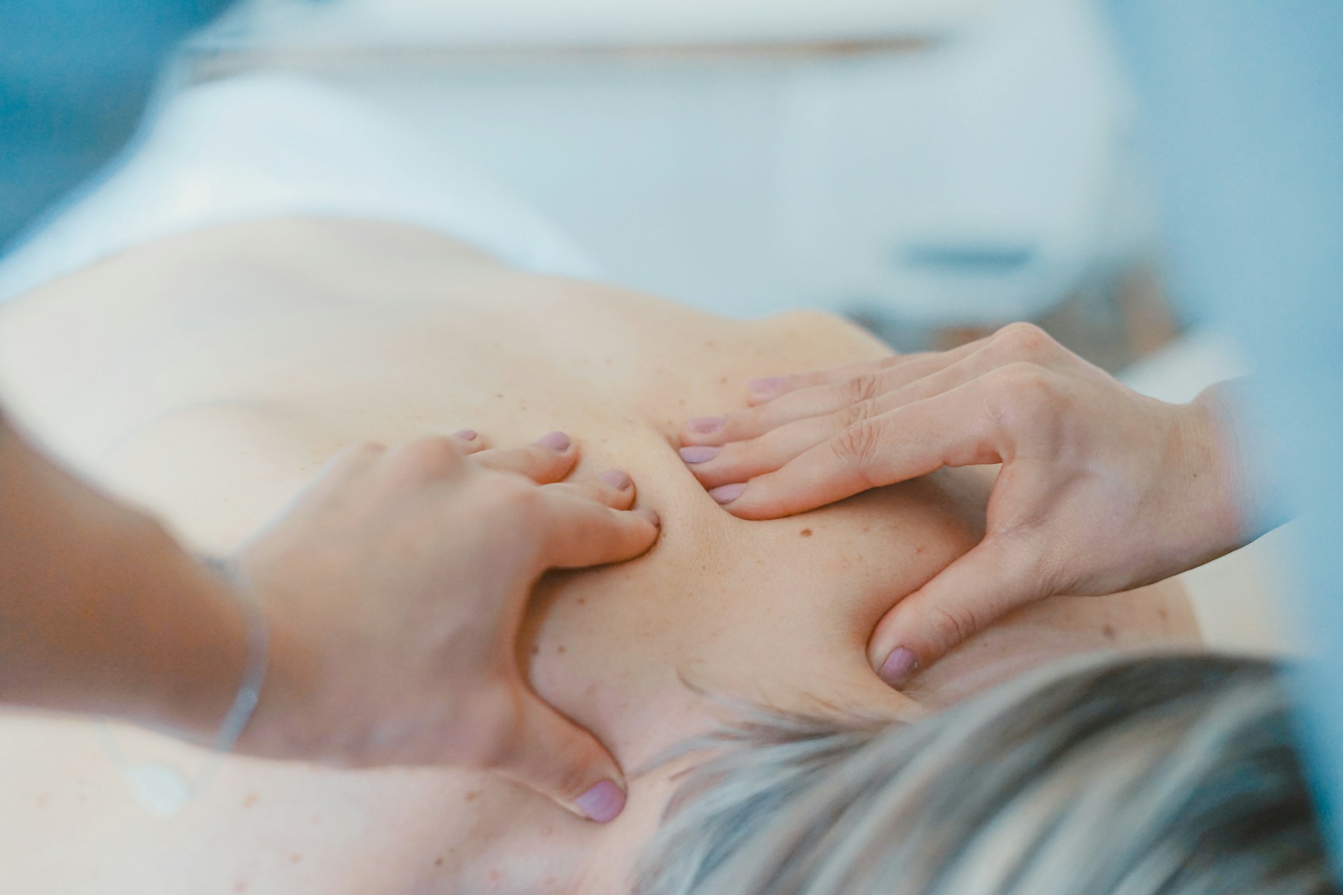 Hiperlordoza lędźwiowa u pacjenta podczas badania fizjoterapeutycznego we Wrocławiu